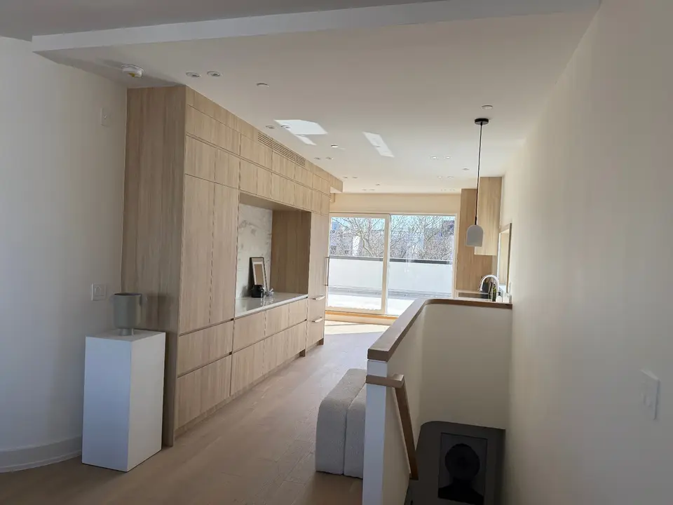 Kitchen construction with cabinet assembly